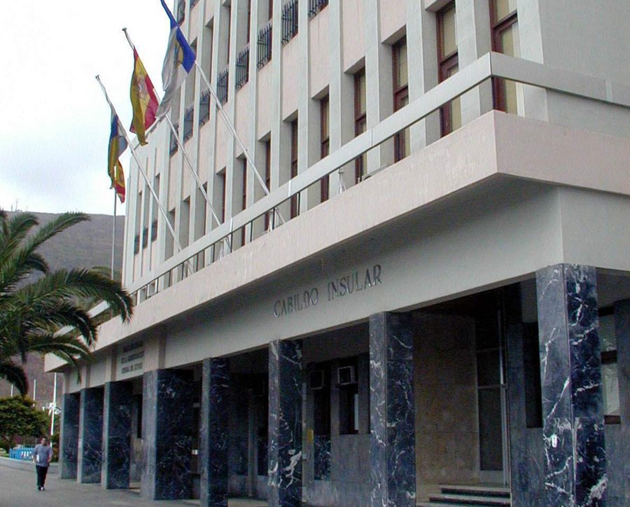 En el Cabildo palmero solo ha logrado mayorias absolutas José Luis Perestelo, en 2003 y 2007 y mucho antes, en 1979, Gregorio Guadalupe en la ya extinta UCD. | DA