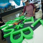 Operarios ultiman detalles del escenario del Carnaval | FOTO: Fran Pallero