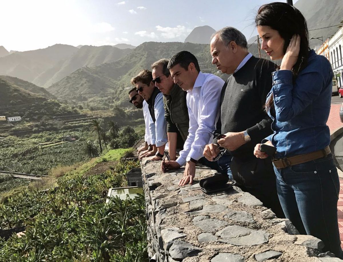 Las autoridades observan los daños en Hermigua | FOTO: DA