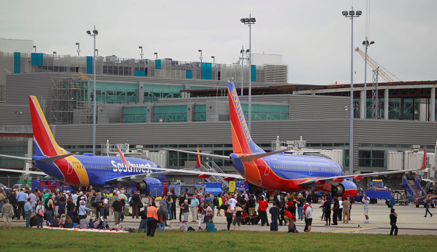 Gente en las pistas cerca de la Terminal tras el tiroteo en el aeropuerto de Fort Lauderdale, en Florida | FOTO: REUTERS/Andrew Innerarity