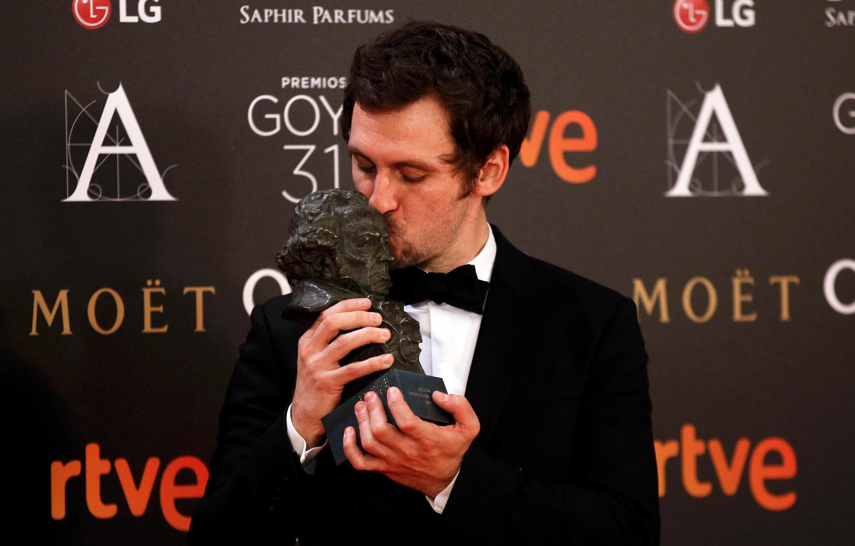 Raúl Arévalo posa con el Goya a la mejor película por Tarde para la ira | REUTERS