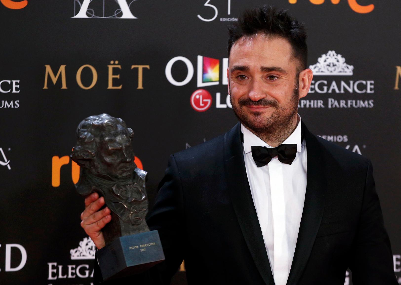 J.A. Bayona posa con si Goya al mejor director | REUTERS