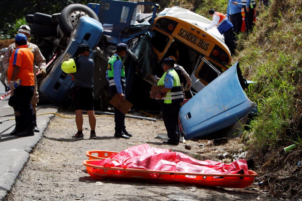 Imagen del accidente de una guagua en Honduras | REUTERS/Jorge Cabrera