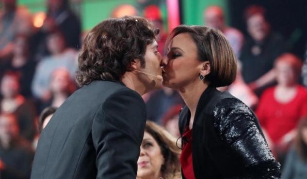 David Guapo y Chenoa, dándose un beso en 'Tu cara me suena'.