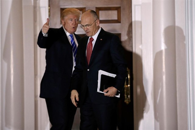 Donald Trump junto a Andy Puzder | EUROPA PRESS