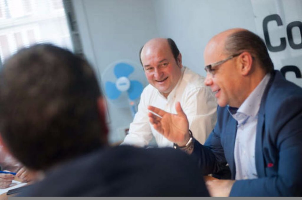 Andoni Ortuzar (PNV) y José Miguel Barragán (CC) reunidos en la sede de CC en Santa Cruz de Tenerife | Foto: Fran Pallero