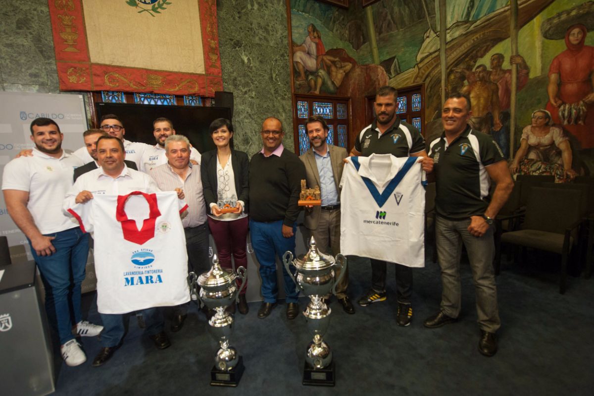 Autoridades, directivos, mandadores y luchadores de ambos equipos, en la presentación oficial de la final que se disputará hoy en Santa Úrsula. Fran Pallero