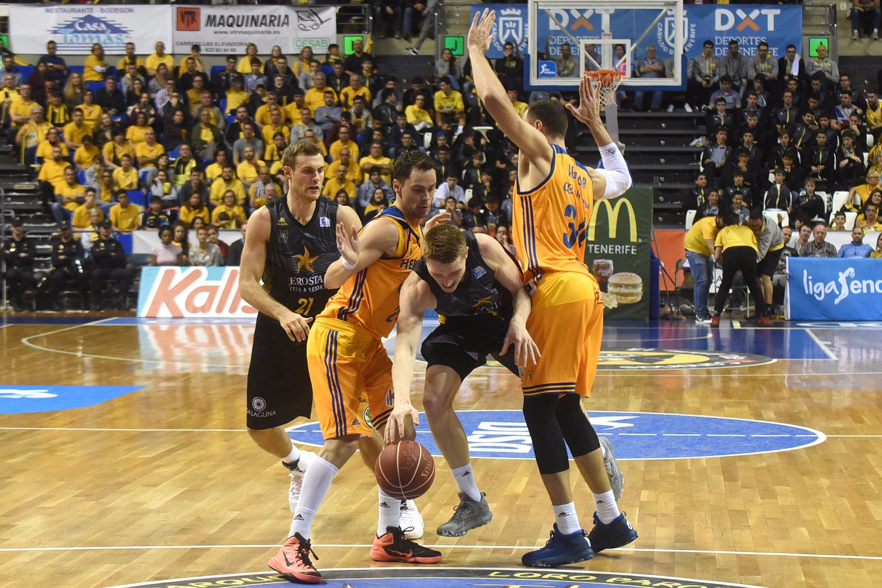 Imágenes del encuentro entre el Iberostar Tenerife y el Herbalife Gran Canaria | Foto: Sergio Méndez