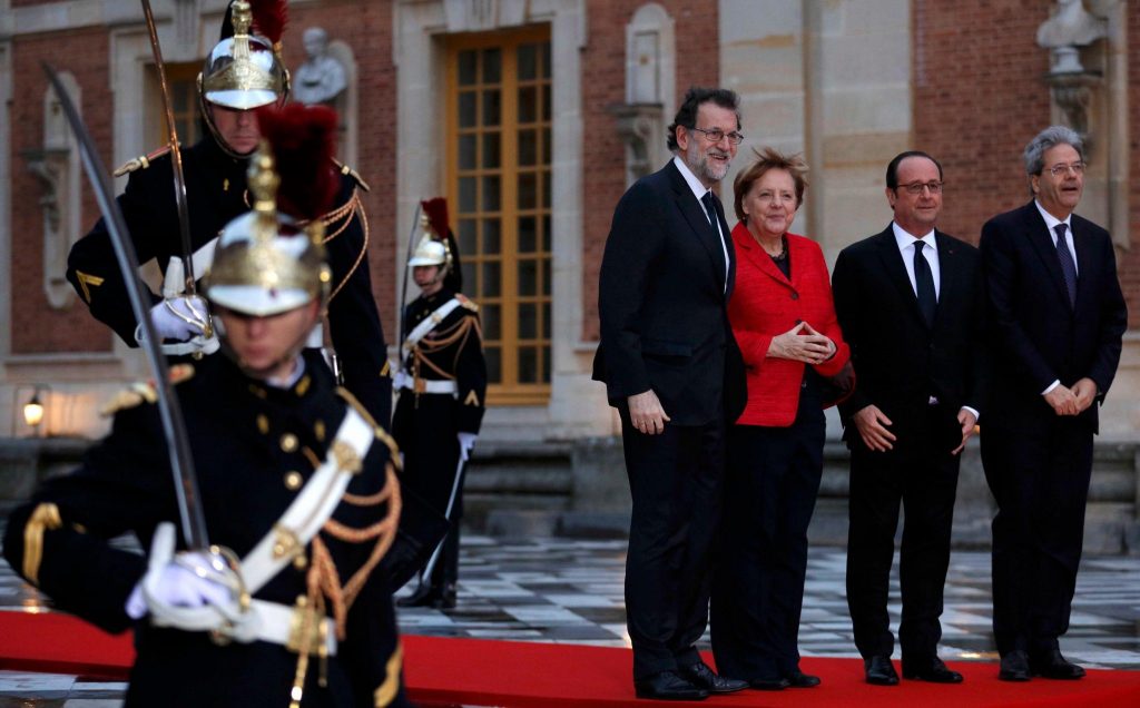 Mariano Rajoy, Angela Merkel, François Holllande y Gentiloni, en una cumbre por la UE en el Palacio de Versalles | REUTERS/Philippe Wojazer