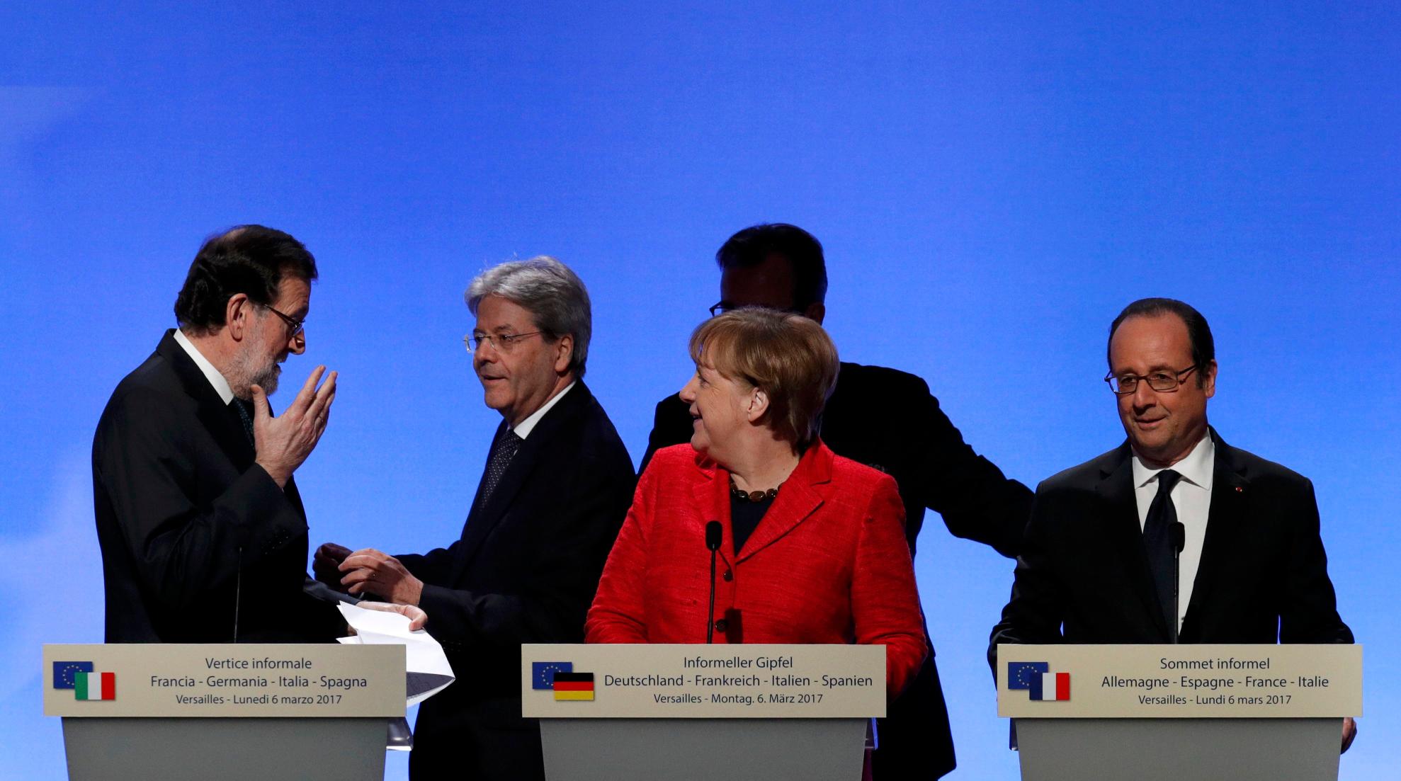 Mariano Rajoy, Angela Merkel, François Holllande y Gentiloni, en una cumbre por la UE en el Palacio de Versalles | REUTERS/Philippe Wojazer