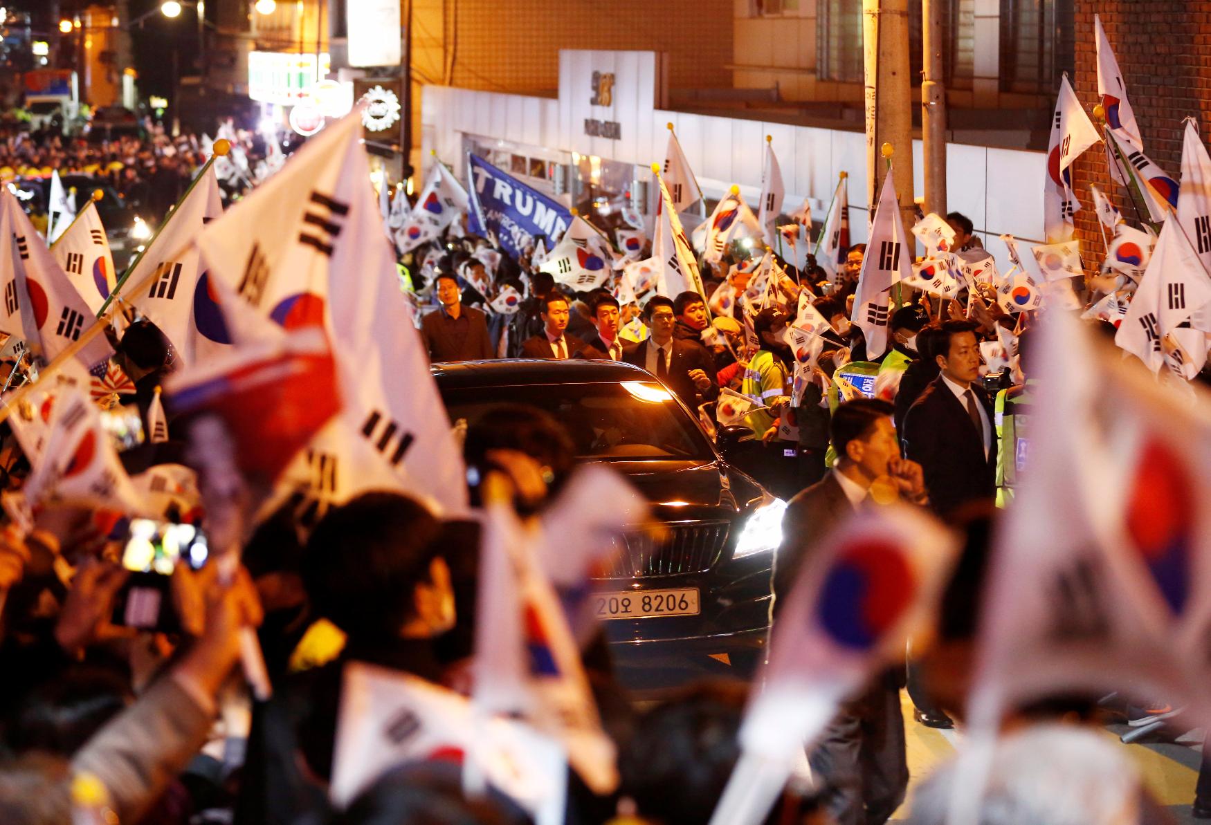 Fieles a la expresidenta de Corea del Sur, Park Geun Gye, la acompañan tras su salida de la Casa Presidencial | FOTO: REUTERS/Kim Kyung-Hoon