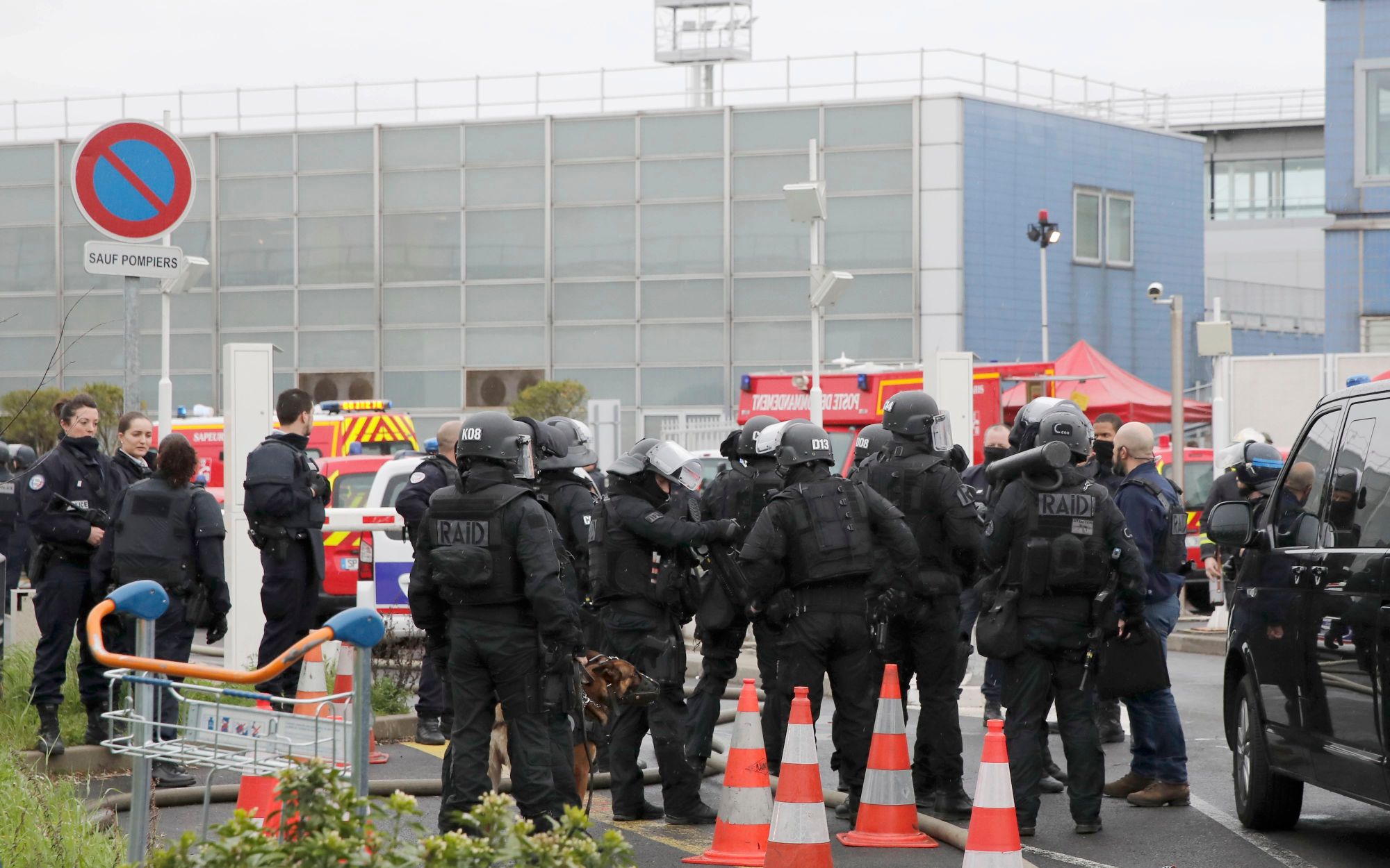 Fuerzas de seguridad gala acordonan el aeropuerto de Paris-Orly para proceder a asegurarlo | REUTERS