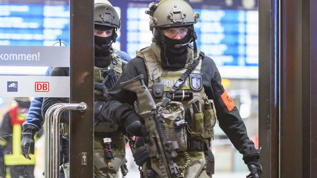 Policías dentro del recinto de la estación. Getty