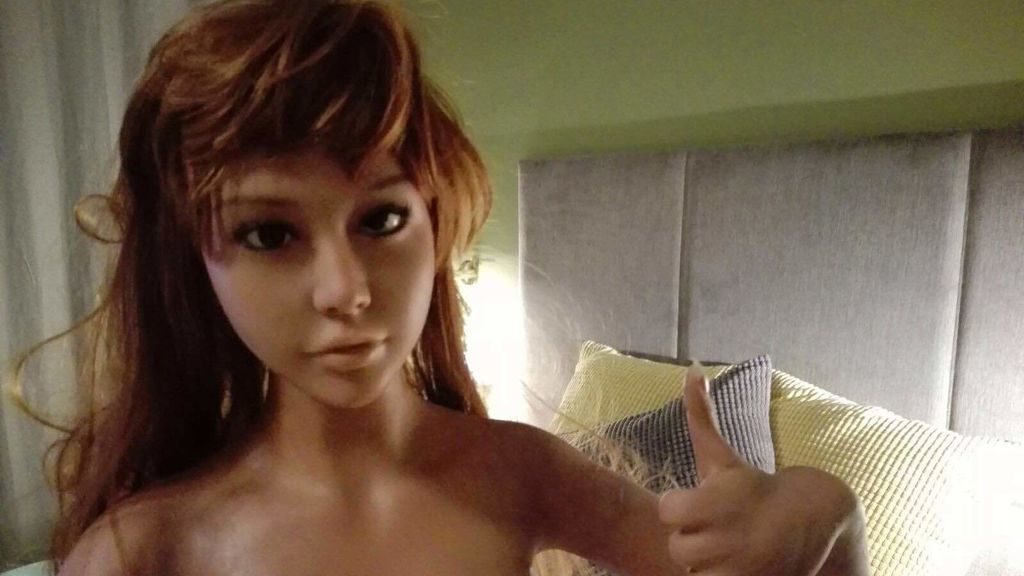 Lily, la muñeca asiática, ya no atenderá a más clientes porque Lumidolls ha cerrado. David L. Frías