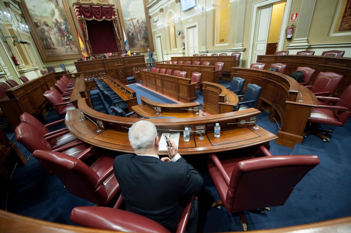 En el Parlamento de Canarias se ha abierto un paréntesis a la espera de cómo el PP, el PSOE y CC resuelvan sus congresos. / FRAN PALLERO En el Parlamento de Canarias se ha abierto un paréntesis a la espera de cómo el PP, el PSOE y CC resuelvan sus congresos. / FRAN PALLERO