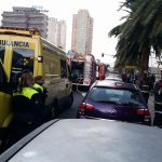 Policía, ambulancia y bomberos actúan en un incendio en una vivienda en la Avda. Tres de Mayo | DA
