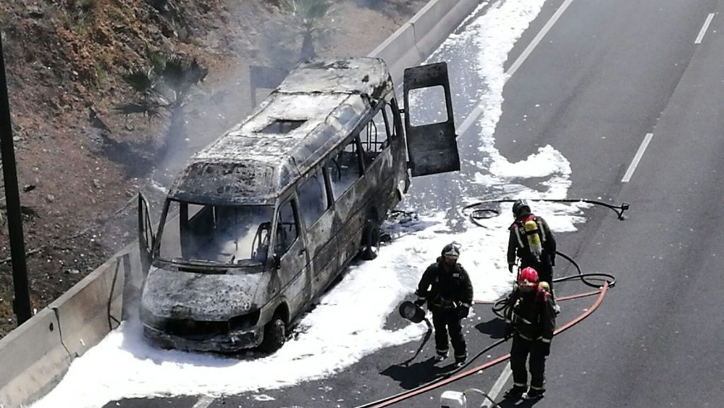 Estado en que quedó el microbus tras ser apagado el incendio por los Bomberos | Sergio Méndez