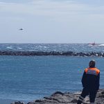 Helicópteros procediendo a la localización de la embarcación y rescata de sus ocupantes | DA