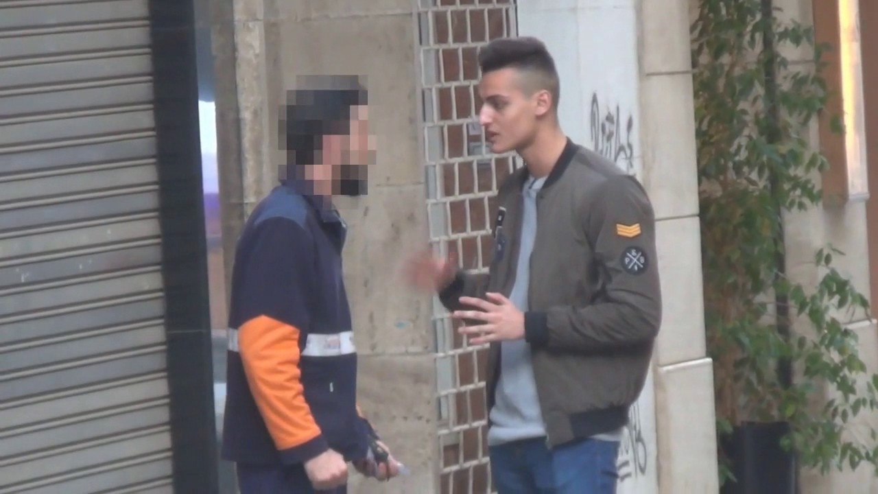 Momento en que el youtuber MrGranBomba llama "cara anchoa" al repartidor | YOUTUBE