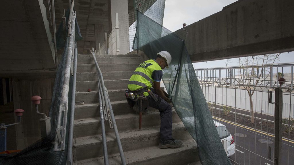 Los operarios de la constructora Sacyr comenzaron de nuevo a trabajar en el día de ayer en el futuro Hospital del Sur. DA