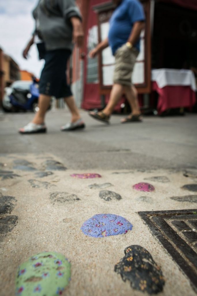 Las pequeñas piedras de colores no dejan indiferentes a los transeúntes. Andrés Gutiérrez