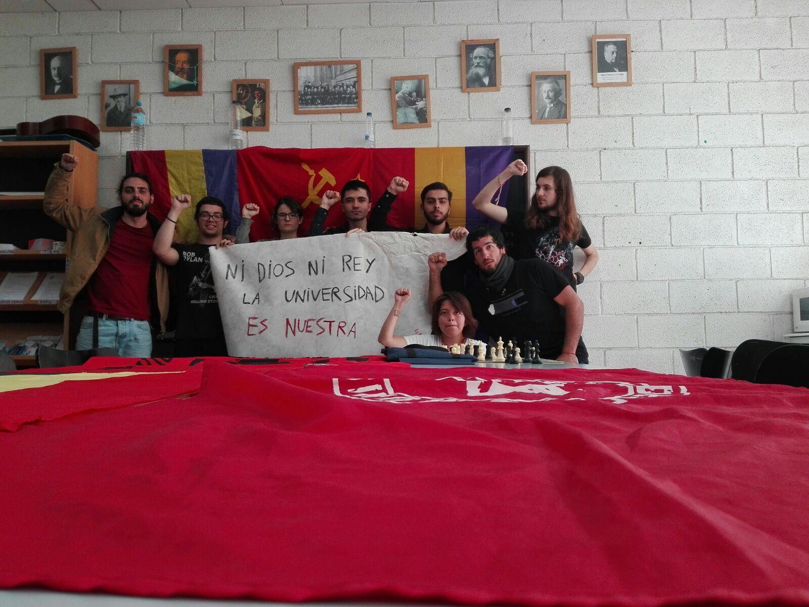 Alumnos encerrados en la Facultad de Física de la Universidad de La Laguna. AMEC