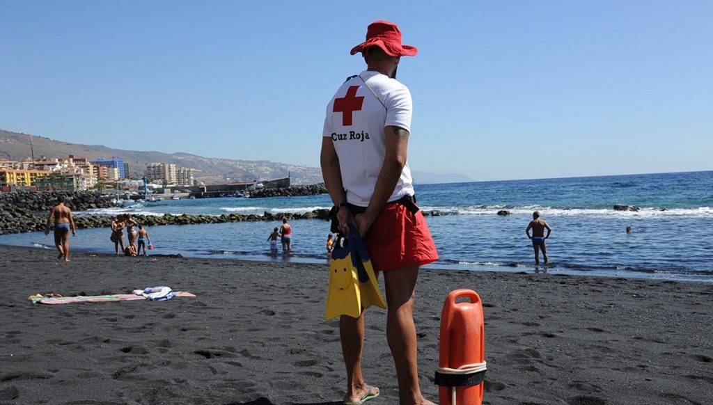entre las causas de los rescates, destacan la "imprudencia" de personas que, en algunos casos, se introducen en el agua con bandera roja, o por enfermedades previas que padecen los bañistas.
