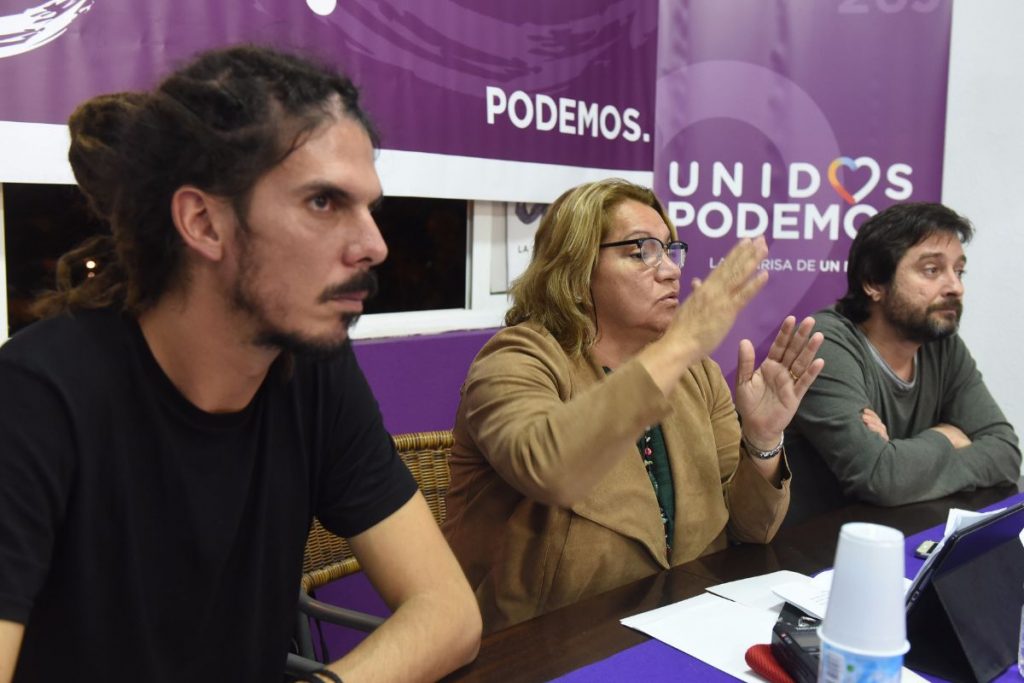Los diputados nacionales de Podemos por Canarias Alberto Rodríguez (izquierda) y Meri Pita, durante un acto con el dirigente Rafael Mayoral (derecha). Sergio Méndez