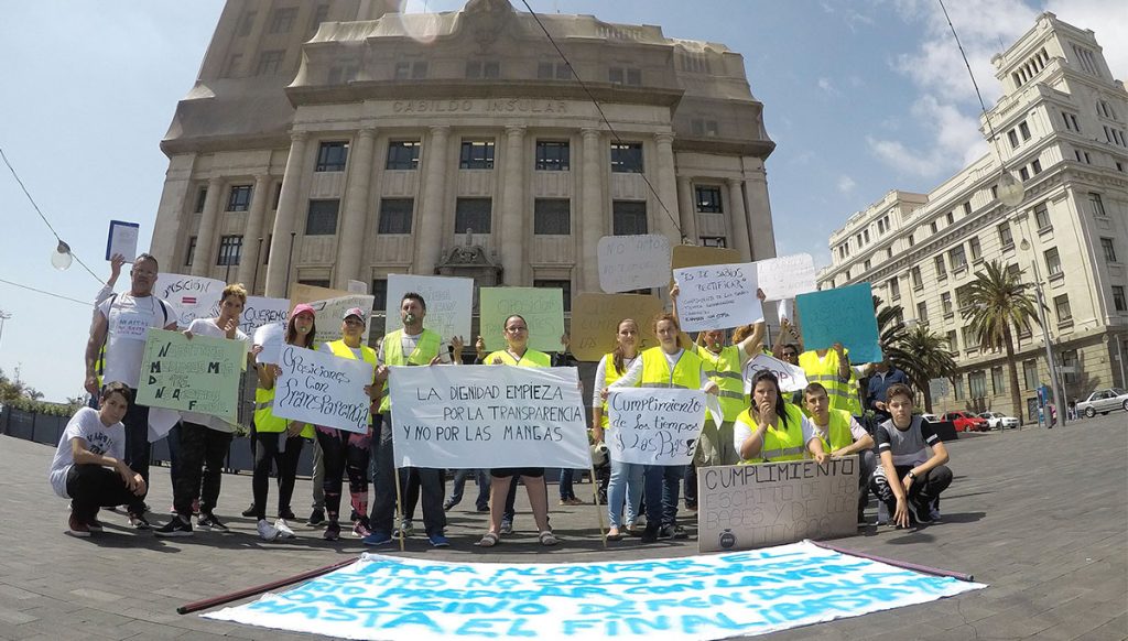 Los denunciantes se manifestaron ante el Cabildo y frente a la sede de la empresa, en Cuevas Blancas. Sergio Méndez