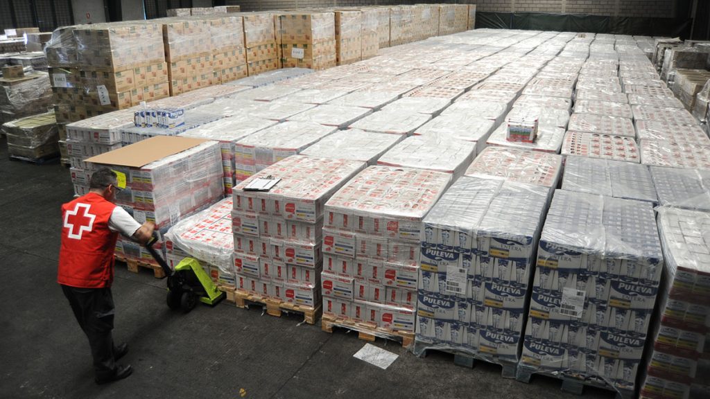 Almacén central de Cruz Roja en el Puerto de Santa Cruz de Tenerife, donde las entidades de reparto acuden a retirar los alimentos. Cruz Roja