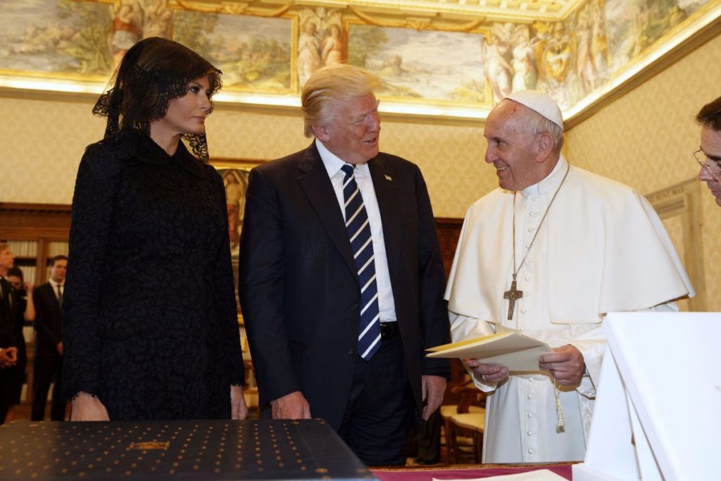 Donald y Melania Trump en un momento de su encuentro con el Papa Francisco en el Vaticano | REUTERS/Evan Vucci
