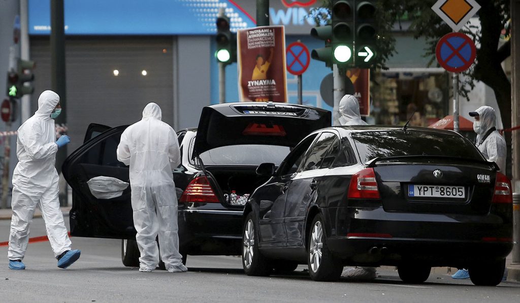 Agentes forenses investigan el coche de Lucas Papademos. REUTERS/Costas Baltas