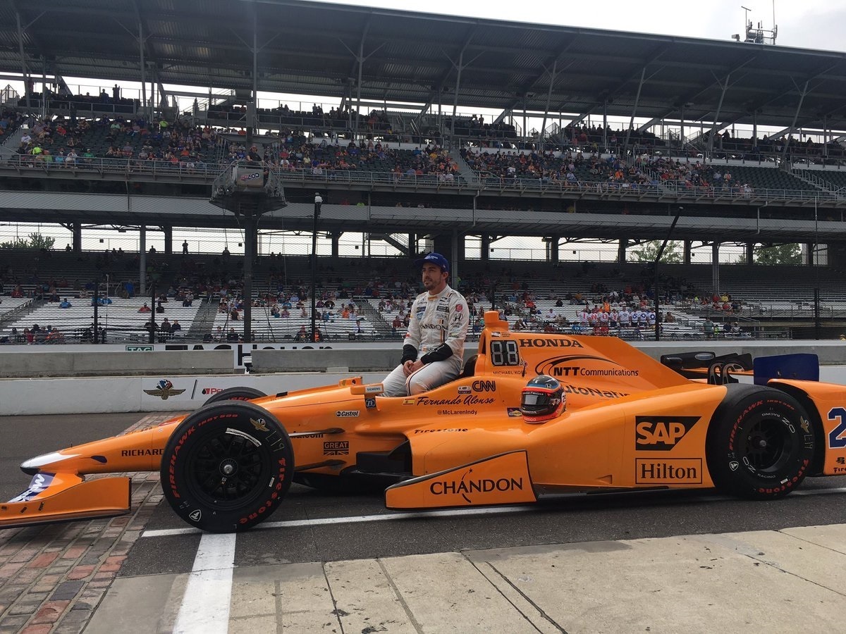 Fernando Alonso sobre su monoplaza en los entrenos de las 500 millas de Indianápolis | EUROPA PRESS