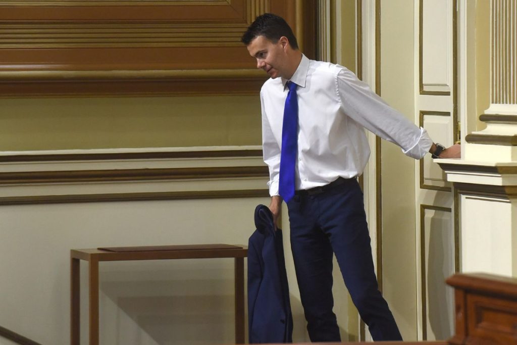 El diputado del PSOE Héctor Gómez entra en el salón de plenos del Parlamento de Canarias. / SERGIO MÉNDEZ