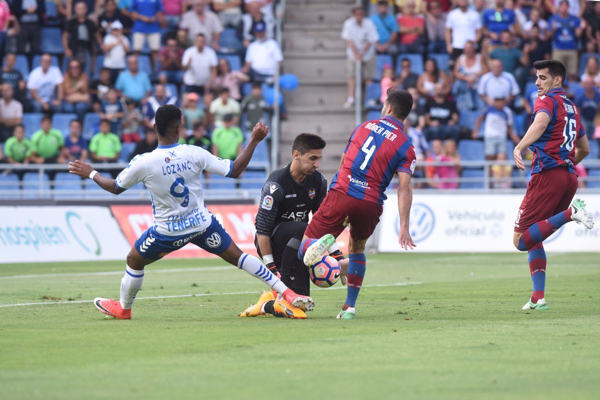 Un momento del Tenerife contra el Levante en el Heliodoro | Sergio Méndez