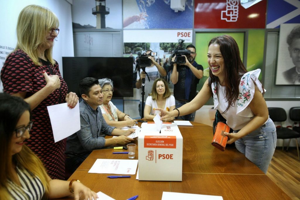Patricia Hernández acude a votar a la sede del PSOE en calle Robayna, en Santa Cruz de Tenerife | ANDRÉS GUTIÉRREZ