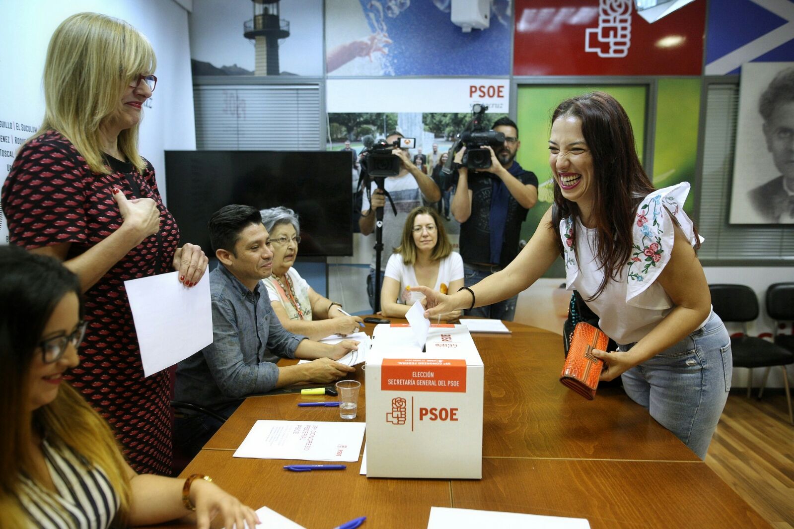 Patricia Hernández acude a votar a la sede del PSOE en calle Robayna, en Santa Cruz de Tenerife | ANDRÉS GUTIÉRREZ