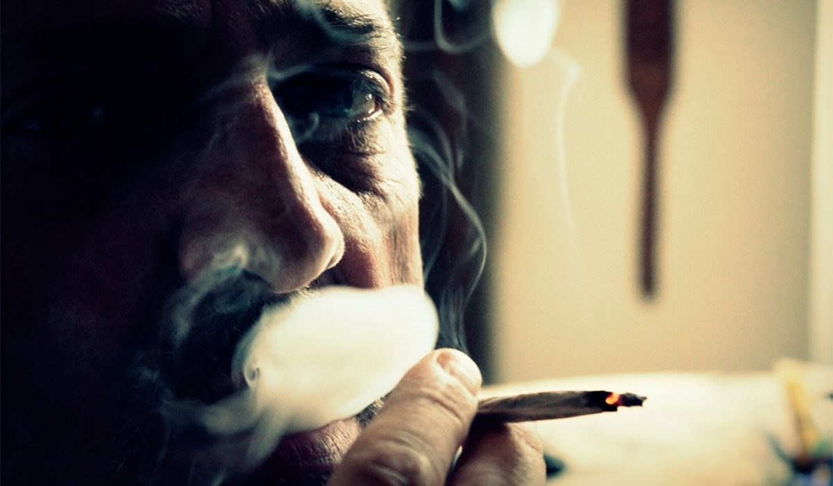 FUMADOR HUMO TABACO CANNABIS