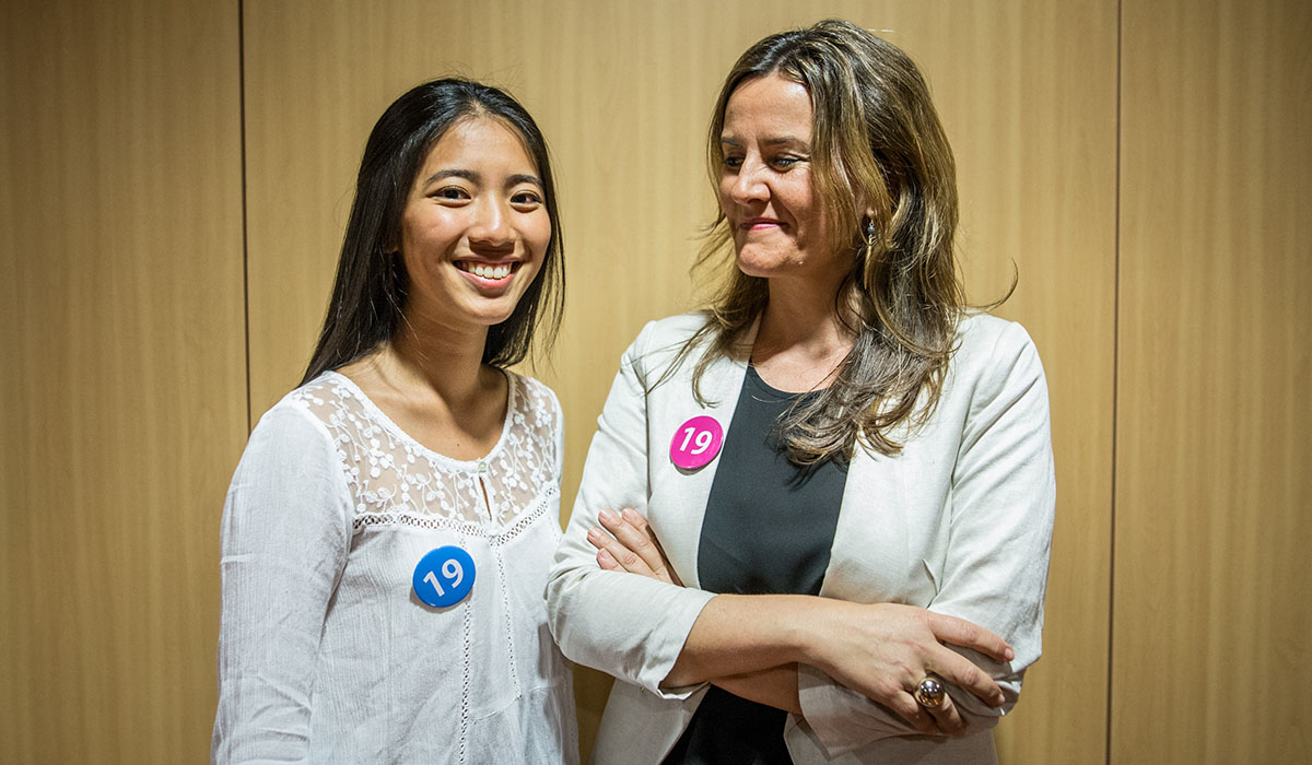 Limin Chen y Blanca Rodríguez de Azero, el pasado jueves en la sede central de Cajasiete. A. G.
