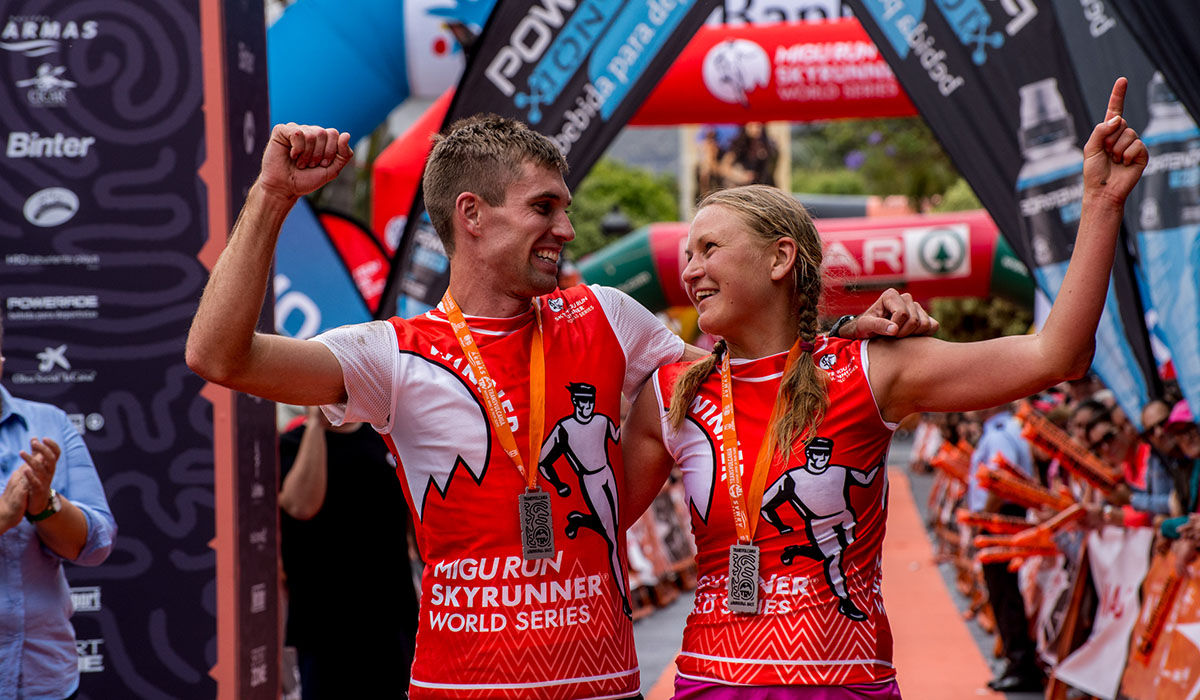 Los dos grandes vencedores celebran sus respectivos triunfos. Transvulcania