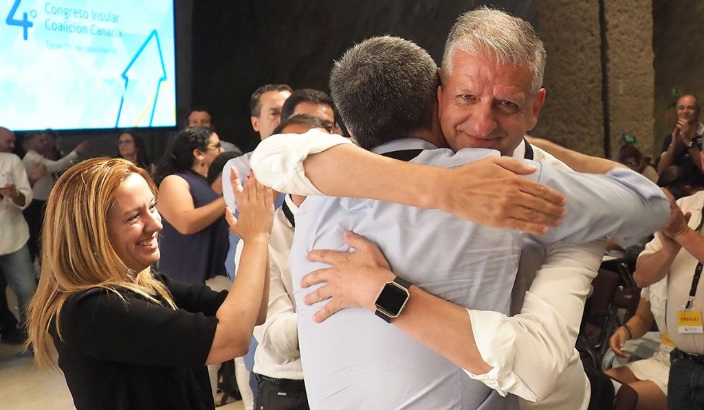 Francisco Linares se abraza a Fernando Clavijo (de espaldas) en el último congreso insular de CC. Sergio Méndez