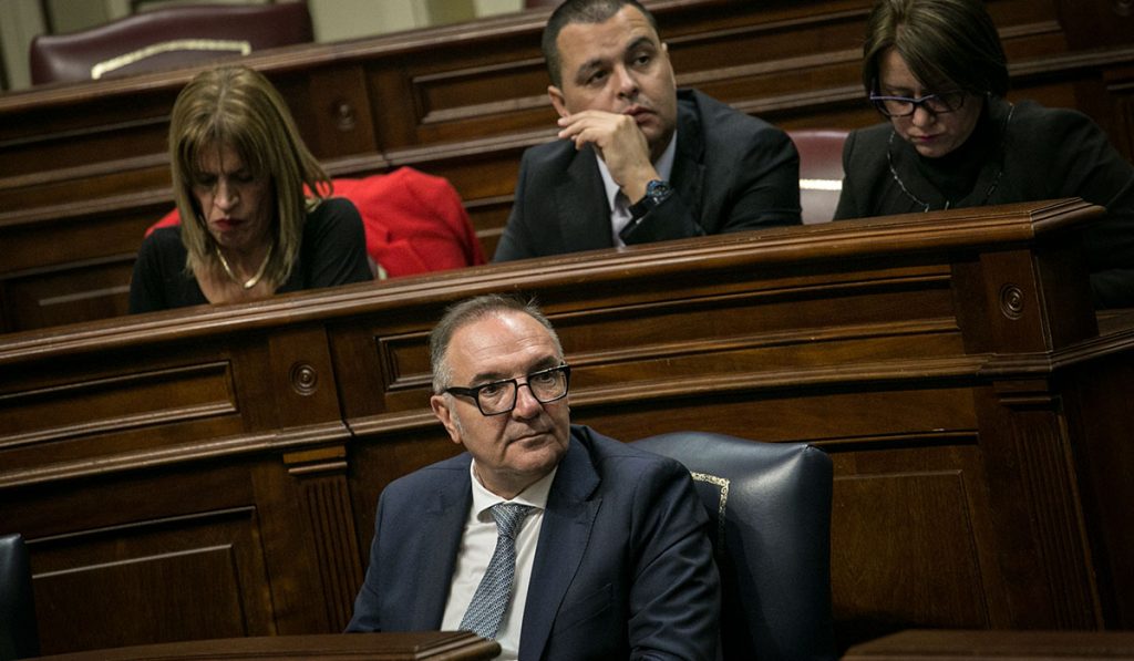 En primer plano, el consejero de Sanidad, José Manuel Baltar, durante un pleno del Parlamento de Canarias. Andrés Gutiérrez