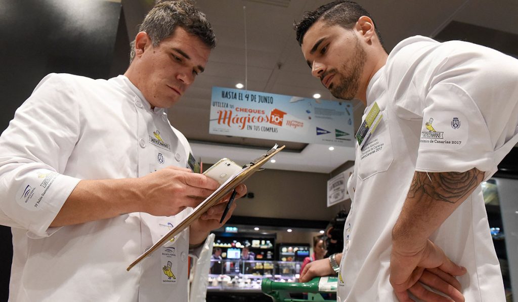 Los cocineros hacen cuentas para no sobrepasar los 30 euros de la tarjeta de compra. Sergio Méndez