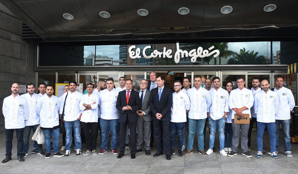 Cocineros, ayudantes y directivos de El Corte Inglés posan en la fachada del centro comercial de la avenida Tres de Mayo. Sergio Méndez