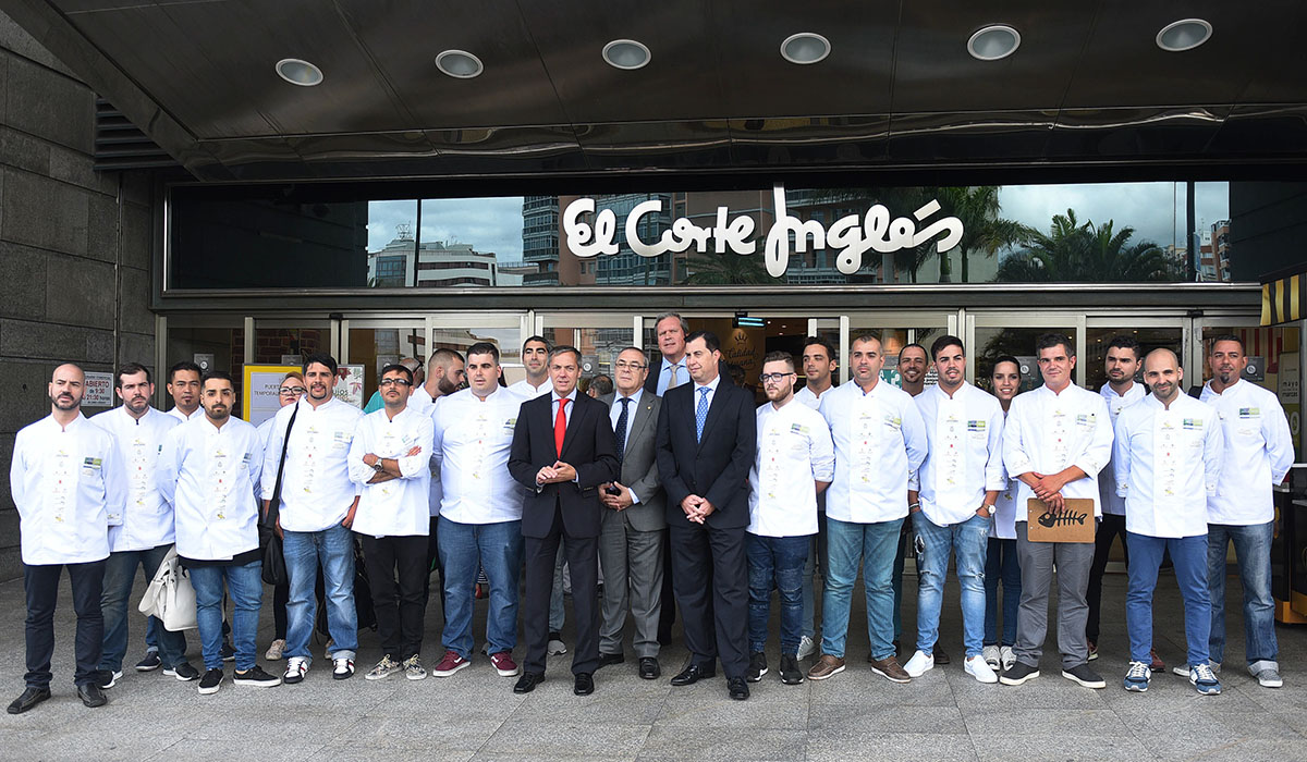 Cocineros, ayudantes y directivos de El Corte Inglés posan en la fachada del centro comercial de la avenida Tres de Mayo. Sergio Méndez