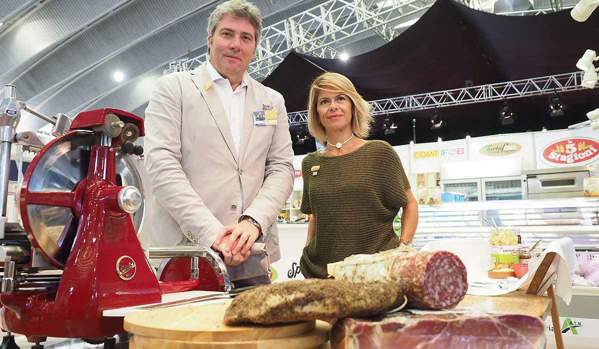 Carlo Conterio y Claudia Tassetto, en el estand de GastroCanarias. Sergio Méndez