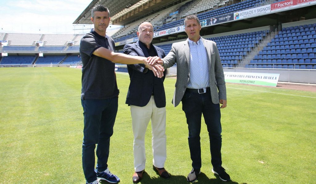 José Luis Martí, Miguel Concepción y Alfonso Serrano escenificaron sobre el césped del Heliodoro la intención de la entidad de apostar por la estabilidad. CDT