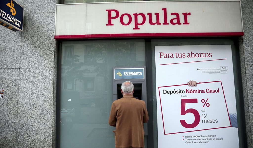 Imagen de un cajero del Banco Popular. En la de abajo, el presidente del Gobierno canario, Fernando Clavijo. Reuters