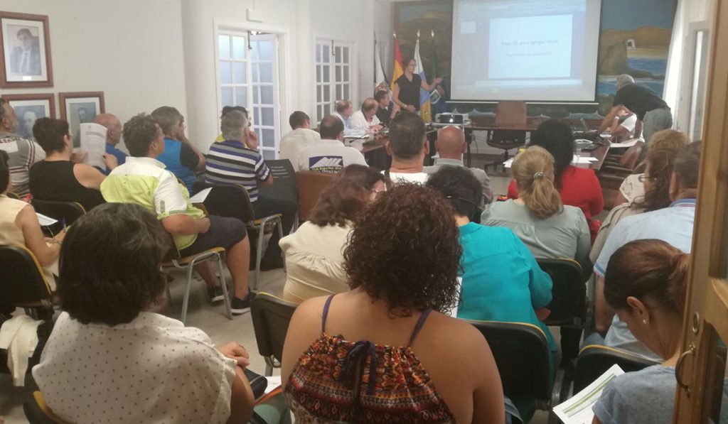 La reunión con los colectivos vecinales tuvo lugar el jueves en el salón de plenos del Ayuntamiento de Arico. DA