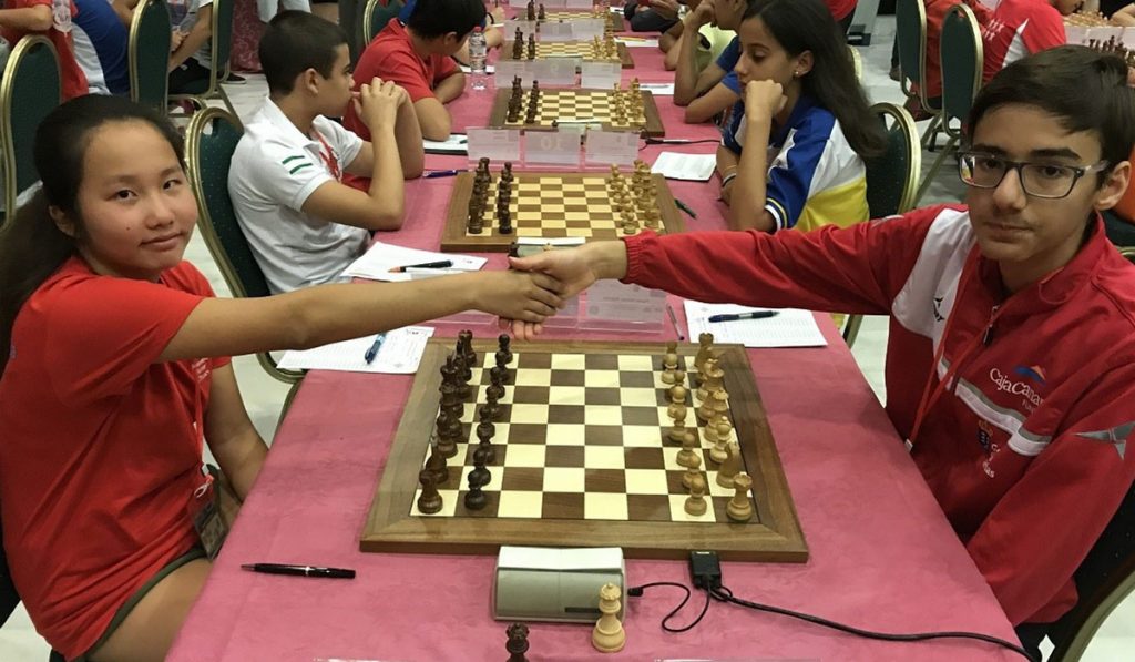 Gabriel Pérez, a la derecha, saluda una de sus rivales antes de la partida. DA